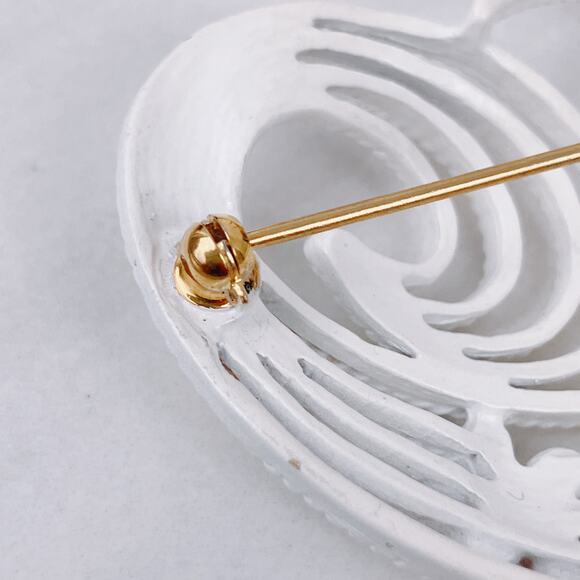 Unusual Signed Monet 1960s VTG White Enamel Floral Swirl Brooch Gold Tone Pin - Picture 5 of 8